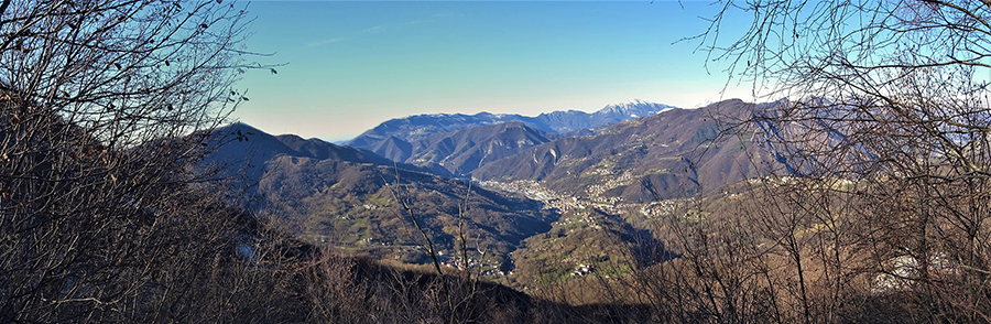 Bella finestra nel bosco panoramica sulla conca di Zogno
